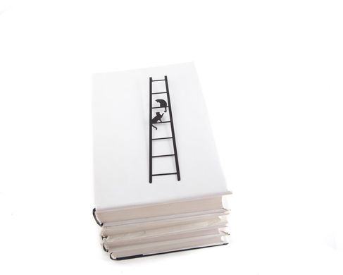Металлическая закладка для книг «Кошки на лестнице» 1619419430982