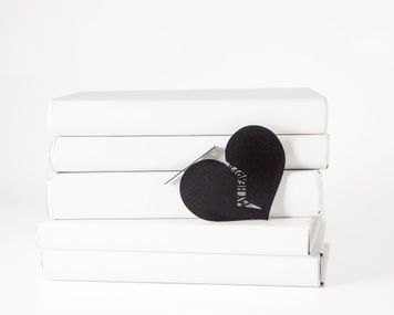 Закладка для книг &laquo;Broken by books&raquo;